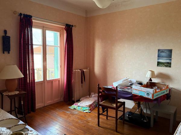 Maison de 136 m2, 4 ch, garage et terrain.