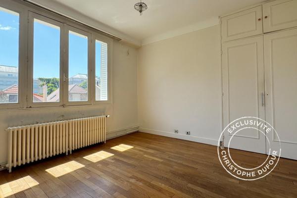 Suresnes - Quartier Caron. Maison de 165 m2, 7 pièces (3/4 chambres et un bureau)