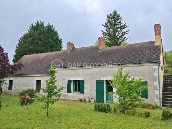 À découvrir sans tarder : charmante longère de plain-pied offrant une surface habitable d’environ 165 m², idéale pour une famille, un artisan ou un projet de résidence secondaire.

La maison se compose d’une belle pièce de vie salon/séjour de 50 m², d’une cuisine séparée de 20 m², d’une buanderie avec douche, de 3 chambres, d’un bureau, d’une grande salle de bain et de 2 WC séparés.
La distribution est fonctionnelle et conforme aux standards actuels avec un espace jour bien distinct de l’espace nuit.

Caractéristiques techniques :
•	Menuiseries bois double vitrage
•	Chauffage électrique + cheminée à bois
•	Ballon d’eau chaude 300L (2025)
•	Assainissement autonome 
•	Absence d’amiante et de plomb
•	Toiture en tuiles plates (environ 30 ans)
•	Puits avec pompe

Extérieurs et dépendances :
Le bien est implanté sur un grand terrain plat et entièrement clôturé d’environ 4000 m², offrant de nombreuses possibilités d’aménagement.
Vous bénéficierez également d’un espace de stockage important avec :
•	Combles sur une partie de la maison
•	Dépendances de bonne structure d’environ 140 m², dont certaines avec une belle hauteur sous plafond

Les + :
•	Gros potentiel après remise au goût du jour
•	Idéal artisans, indépendants ou projet mixte habitation/activité
•	Parfait pour primo-accédants ou résidence secondaire

Une opportunité rare pour ceux qui recherchent de l’espace, du potentiel et un environnement agréable.
Photos supplémentaires sur demande
À visiter rapidement !