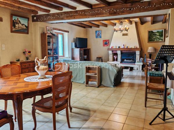 À découvrir sans tarder : charmante longère de plain-pied offrant une surface habitable d’environ 165 m², idéale pour une famille, un artisan ou un projet de résidence secondaire.

La maison se compose d’une belle pièce de vie salon/séjour de 50 m², d’une cuisine séparée de 20 m², d’une buanderie avec douche, de 3 chambres, d’un bureau, d’une grande salle de bain et de 2 WC séparés.
La distribution est fonctionnelle et conforme aux standards actuels avec un espace jour bien distinct de l’espace nuit.

Caractéristiques techniques :
•	Menuiseries bois double vitrage
•	Chauffage électrique + cheminée à bois
•	Ballon d’eau chaude 300L (2025)
•	Assainissement autonome 
•	Absence d’amiante et de plomb
•	Toiture en tuiles plates (environ 30 ans)
•	Puits avec pompe

Extérieurs et dépendances :
Le bien est implanté sur un grand terrain plat et entièrement clôturé d’environ 4000 m², offrant de nombreuses possibilités d’aménagement.
Vous bénéficierez également d’un espace de stockage important avec :
•	Combles sur une partie de la maison
•	Dépendances de bonne structure d’environ 140 m², dont certaines avec une belle hauteur sous plafond

Les + :
•	Gros potentiel après remise au goût du jour
•	Idéal artisans, indépendants ou projet mixte habitation/activité
•	Parfait pour primo-accédants ou résidence secondaire

Une opportunité rare pour ceux qui recherchent de l’espace, du potentiel et un environnement agréable.
Photos supplémentaires sur demande
À visiter rapidement !