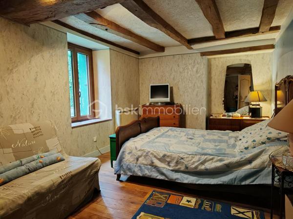 À découvrir sans tarder : charmante longère de plain-pied offrant une surface habitable d’environ 165 m², idéale pour une famille, un artisan ou un projet de résidence secondaire.

La maison se compose d’une belle pièce de vie salon/séjour de 50 m², d’une cuisine séparée de 20 m², d’une buanderie avec douche, de 3 chambres, d’un bureau, d’une grande salle de bain et de 2 WC séparés.
La distribution est fonctionnelle et conforme aux standards actuels avec un espace jour bien distinct de l’espace nuit.

Caractéristiques techniques :
•	Menuiseries bois double vitrage
•	Chauffage électrique + cheminée à bois
•	Ballon d’eau chaude 300L (2025)
•	Assainissement autonome 
•	Absence d’amiante et de plomb
•	Toiture en tuiles plates (environ 30 ans)
•	Puits avec pompe

Extérieurs et dépendances :
Le bien est implanté sur un grand terrain plat et entièrement clôturé d’environ 4000 m², offrant de nombreuses possibilités d’aménagement.
Vous bénéficierez également d’un espace de stockage important avec :
•	Combles sur une partie de la maison
•	Dépendances de bonne structure d’environ 140 m², dont certaines avec une belle hauteur sous plafond

Les + :
•	Gros potentiel après remise au goût du jour
•	Idéal artisans, indépendants ou projet mixte habitation/activité
•	Parfait pour primo-accédants ou résidence secondaire

Une opportunité rare pour ceux qui recherchent de l’espace, du potentiel et un environnement agréable.
Photos supplémentaires sur demande
À visiter rapidement !