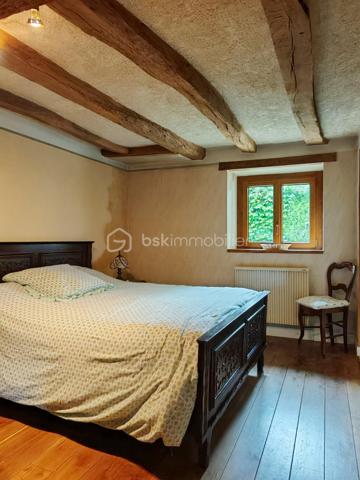 À découvrir sans tarder : charmante longère de plain-pied offrant une surface habitable d’environ 165 m², idéale pour une famille, un artisan ou un projet de résidence secondaire.

La maison se compose d’une belle pièce de vie salon/séjour de 50 m², d’une cuisine séparée de 20 m², d’une buanderie avec douche, de 3 chambres, d’un bureau, d’une grande salle de bain et de 2 WC séparés.
La distribution est fonctionnelle et conforme aux standards actuels avec un espace jour bien distinct de l’espace nuit.

Caractéristiques techniques :
•	Menuiseries bois double vitrage
•	Chauffage électrique + cheminée à bois
•	Ballon d’eau chaude 300L (2025)
•	Assainissement autonome 
•	Absence d’amiante et de plomb
•	Toiture en tuiles plates (environ 30 ans)
•	Puits avec pompe

Extérieurs et dépendances :
Le bien est implanté sur un grand terrain plat et entièrement clôturé d’environ 4000 m², offrant de nombreuses possibilités d’aménagement.
Vous bénéficierez également d’un espace de stockage important avec :
•	Combles sur une partie de la maison
•	Dépendances de bonne structure d’environ 140 m², dont certaines avec une belle hauteur sous plafond

Les + :
•	Gros potentiel après remise au goût du jour
•	Idéal artisans, indépendants ou projet mixte habitation/activité
•	Parfait pour primo-accédants ou résidence secondaire

Une opportunité rare pour ceux qui recherchent de l’espace, du potentiel et un environnement agréable.
Photos supplémentaires sur demande
À visiter rapidement !