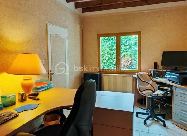 À découvrir sans tarder : charmante longère de plain-pied offrant une surface habitable d’environ 165 m², idéale pour une famille, un artisan ou un projet de résidence secondaire.

La maison se compose d’une belle pièce de vie salon/séjour de 50 m², d’une cuisine séparée de 20 m², d’une buanderie avec douche, de 3 chambres, d’un bureau, d’une grande salle de bain et de 2 WC séparés.
La distribution est fonctionnelle et conforme aux standards actuels avec un espace jour bien distinct de l’espace nuit.

Caractéristiques techniques :
•	Menuiseries bois double vitrage
•	Chauffage électrique + cheminée à bois
•	Ballon d’eau chaude 300L (2025)
•	Assainissement autonome 
•	Absence d’amiante et de plomb
•	Toiture en tuiles plates (environ 30 ans)
•	Puits avec pompe

Extérieurs et dépendances :
Le bien est implanté sur un grand terrain plat et entièrement clôturé d’environ 4000 m², offrant de nombreuses possibilités d’aménagement.
Vous bénéficierez également d’un espace de stockage important avec :
•	Combles sur une partie de la maison
•	Dépendances de bonne structure d’environ 140 m², dont certaines avec une belle hauteur sous plafond

Les + :
•	Gros potentiel après remise au goût du jour
•	Idéal artisans, indépendants ou projet mixte habitation/activité
•	Parfait pour primo-accédants ou résidence secondaire

Une opportunité rare pour ceux qui recherchent de l’espace, du potentiel et un environnement agréable.
Photos supplémentaires sur demande
À visiter rapidement !