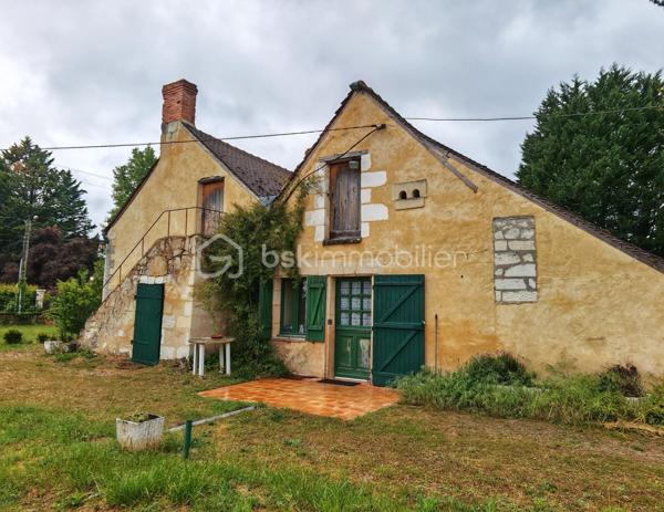 À découvrir sans tarder : charmante longère de plain-pied offrant une surface habitable d’environ 165 m², idéale pour une famille, un artisan ou un projet de résidence secondaire.

La maison se compose d’une belle pièce de vie salon/séjour de 50 m², d’une cuisine séparée de 20 m², d’une buanderie avec douche, de 3 chambres, d’un bureau, d’une grande salle de bain et de 2 WC séparés.
La distribution est fonctionnelle et conforme aux standards actuels avec un espace jour bien distinct de l’espace nuit.

Caractéristiques techniques :
•	Menuiseries bois double vitrage
•	Chauffage électrique + cheminée à bois
•	Ballon d’eau chaude 300L (2025)
•	Assainissement autonome 
•	Absence d’amiante et de plomb
•	Toiture en tuiles plates (environ 30 ans)
•	Puits avec pompe

Extérieurs et dépendances :
Le bien est implanté sur un grand terrain plat et entièrement clôturé d’environ 4000 m², offrant de nombreuses possibilités d’aménagement.
Vous bénéficierez également d’un espace de stockage important avec :
•	Combles sur une partie de la maison
•	Dépendances de bonne structure d’environ 140 m², dont certaines avec une belle hauteur sous plafond

Les + :
•	Gros potentiel après remise au goût du jour
•	Idéal artisans, indépendants ou projet mixte habitation/activité
•	Parfait pour primo-accédants ou résidence secondaire

Une opportunité rare pour ceux qui recherchent de l’espace, du potentiel et un environnement agréable.
Photos supplémentaires sur demande
À visiter rapidement !