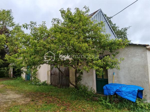 À découvrir sans tarder : charmante longère de plain-pied offrant une surface habitable d’environ 165 m², idéale pour une famille, un artisan ou un projet de résidence secondaire.

La maison se compose d’une belle pièce de vie salon/séjour de 50 m², d’une cuisine séparée de 20 m², d’une buanderie avec douche, de 3 chambres, d’un bureau, d’une grande salle de bain et de 2 WC séparés.
La distribution est fonctionnelle et conforme aux standards actuels avec un espace jour bien distinct de l’espace nuit.

Caractéristiques techniques :
•	Menuiseries bois double vitrage
•	Chauffage électrique + cheminée à bois
•	Ballon d’eau chaude 300L (2025)
•	Assainissement autonome 
•	Absence d’amiante et de plomb
•	Toiture en tuiles plates (environ 30 ans)
•	Puits avec pompe

Extérieurs et dépendances :
Le bien est implanté sur un grand terrain plat et entièrement clôturé d’environ 4000 m², offrant de nombreuses possibilités d’aménagement.
Vous bénéficierez également d’un espace de stockage important avec :
•	Combles sur une partie de la maison
•	Dépendances de bonne structure d’environ 140 m², dont certaines avec une belle hauteur sous plafond

Les + :
•	Gros potentiel après remise au goût du jour
•	Idéal artisans, indépendants ou projet mixte habitation/activité
•	Parfait pour primo-accédants ou résidence secondaire

Une opportunité rare pour ceux qui recherchent de l’espace, du potentiel et un environnement agréable.
Photos supplémentaires sur demande
À visiter rapidement !