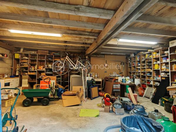 À découvrir sans tarder : charmante longère de plain-pied offrant une surface habitable d’environ 165 m², idéale pour une famille, un artisan ou un projet de résidence secondaire.

La maison se compose d’une belle pièce de vie salon/séjour de 50 m², d’une cuisine séparée de 20 m², d’une buanderie avec douche, de 3 chambres, d’un bureau, d’une grande salle de bain et de 2 WC séparés.
La distribution est fonctionnelle et conforme aux standards actuels avec un espace jour bien distinct de l’espace nuit.

Caractéristiques techniques :
•	Menuiseries bois double vitrage
•	Chauffage électrique + cheminée à bois
•	Ballon d’eau chaude 300L (2025)
•	Assainissement autonome 
•	Absence d’amiante et de plomb
•	Toiture en tuiles plates (environ 30 ans)
•	Puits avec pompe

Extérieurs et dépendances :
Le bien est implanté sur un grand terrain plat et entièrement clôturé d’environ 4000 m², offrant de nombreuses possibilités d’aménagement.
Vous bénéficierez également d’un espace de stockage important avec :
•	Combles sur une partie de la maison
•	Dépendances de bonne structure d’environ 140 m², dont certaines avec une belle hauteur sous plafond

Les + :
•	Gros potentiel après remise au goût du jour
•	Idéal artisans, indépendants ou projet mixte habitation/activité
•	Parfait pour primo-accédants ou résidence secondaire

Une opportunité rare pour ceux qui recherchent de l’espace, du potentiel et un environnement agréable.
Photos supplémentaires sur demande
À visiter rapidement !