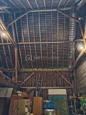 À découvrir sans tarder : charmante longère de plain-pied offrant une surface habitable d’environ 165 m², idéale pour une famille, un artisan ou un projet de résidence secondaire.

La maison se compose d’une belle pièce de vie salon/séjour de 50 m², d’une cuisine séparée de 20 m², d’une buanderie avec douche, de 3 chambres, d’un bureau, d’une grande salle de bain et de 2 WC séparés.
La distribution est fonctionnelle et conforme aux standards actuels avec un espace jour bien distinct de l’espace nuit.

Caractéristiques techniques :
•	Menuiseries bois double vitrage
•	Chauffage électrique + cheminée à bois
•	Ballon d’eau chaude 300L (2025)
•	Assainissement autonome 
•	Absence d’amiante et de plomb
•	Toiture en tuiles plates (environ 30 ans)
•	Puits avec pompe

Extérieurs et dépendances :
Le bien est implanté sur un grand terrain plat et entièrement clôturé d’environ 4000 m², offrant de nombreuses possibilités d’aménagement.
Vous bénéficierez également d’un espace de stockage important avec :
•	Combles sur une partie de la maison
•	Dépendances de bonne structure d’environ 140 m², dont certaines avec une belle hauteur sous plafond

Les + :
•	Gros potentiel après remise au goût du jour
•	Idéal artisans, indépendants ou projet mixte habitation/activité
•	Parfait pour primo-accédants ou résidence secondaire

Une opportunité rare pour ceux qui recherchent de l’espace, du potentiel et un environnement agréable.
Photos supplémentaires sur demande
À visiter rapidement !