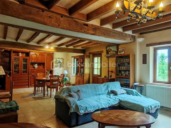 À découvrir sans tarder : charmante longère de plain-pied offrant une surface habitable d’environ 165 m², idéale pour une famille, un artisan ou un projet de résidence secondaire.

La maison se compose d’une belle pièce de vie salon/séjour de 50 m², d’une cuisine séparée de 20 m², d’une buanderie avec douche, de 3 chambres, d’un bureau, d’une grande salle de bain et de 2 WC séparés.
La distribution est fonctionnelle et conforme aux standards actuels avec un espace jour bien distinct de l’espace nuit.

Caractéristiques techniques :
•	Menuiseries bois double vitrage
•	Chauffage électrique + cheminée à bois
•	Ballon d’eau chaude 300L (2025)
•	Assainissement autonome 
•	Absence d’amiante et de plomb
•	Toiture en tuiles plates (environ 30 ans)
•	Puits avec pompe

Extérieurs et dépendances :
Le bien est implanté sur un grand terrain plat et entièrement clôturé d’environ 4000 m², offrant de nombreuses possibilités d’aménagement.
Vous bénéficierez également d’un espace de stockage important avec :
•	Combles sur une partie de la maison
•	Dépendances de bonne structure d’environ 140 m², dont certaines avec une belle hauteur sous plafond

Les + :
•	Gros potentiel après remise au goût du jour
•	Idéal artisans, indépendants ou projet mixte habitation/activité
•	Parfait pour primo-accédants ou résidence secondaire

Une opportunité rare pour ceux qui recherchent de l’espace, du potentiel et un environnement agréable.
Photos supplémentaires sur demande
À visiter rapidement !
