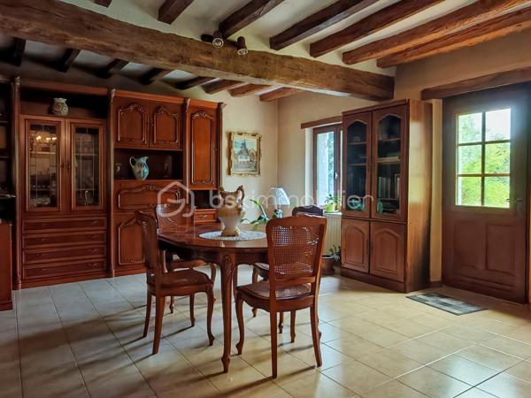 À découvrir sans tarder : charmante longère de plain-pied offrant une surface habitable d’environ 165 m², idéale pour une famille, un artisan ou un projet de résidence secondaire.

La maison se compose d’une belle pièce de vie salon/séjour de 50 m², d’une cuisine séparée de 20 m², d’une buanderie avec douche, de 3 chambres, d’un bureau, d’une grande salle de bain et de 2 WC séparés.
La distribution est fonctionnelle et conforme aux standards actuels avec un espace jour bien distinct de l’espace nuit.

Caractéristiques techniques :
•	Menuiseries bois double vitrage
•	Chauffage électrique + cheminée à bois
•	Ballon d’eau chaude 300L (2025)
•	Assainissement autonome 
•	Absence d’amiante et de plomb
•	Toiture en tuiles plates (environ 30 ans)
•	Puits avec pompe

Extérieurs et dépendances :
Le bien est implanté sur un grand terrain plat et entièrement clôturé d’environ 4000 m², offrant de nombreuses possibilités d’aménagement.
Vous bénéficierez également d’un espace de stockage important avec :
•	Combles sur une partie de la maison
•	Dépendances de bonne structure d’environ 140 m², dont certaines avec une belle hauteur sous plafond

Les + :
•	Gros potentiel après remise au goût du jour
•	Idéal artisans, indépendants ou projet mixte habitation/activité
•	Parfait pour primo-accédants ou résidence secondaire

Une opportunité rare pour ceux qui recherchent de l’espace, du potentiel et un environnement agréable.
Photos supplémentaires sur demande
À visiter rapidement !