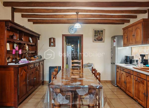 À découvrir sans tarder : charmante longère de plain-pied offrant une surface habitable d’environ 165 m², idéale pour une famille, un artisan ou un projet de résidence secondaire.

La maison se compose d’une belle pièce de vie salon/séjour de 50 m², d’une cuisine séparée de 20 m², d’une buanderie avec douche, de 3 chambres, d’un bureau, d’une grande salle de bain et de 2 WC séparés.
La distribution est fonctionnelle et conforme aux standards actuels avec un espace jour bien distinct de l’espace nuit.

Caractéristiques techniques :
•	Menuiseries bois double vitrage
•	Chauffage électrique + cheminée à bois
•	Ballon d’eau chaude 300L (2025)
•	Assainissement autonome 
•	Absence d’amiante et de plomb
•	Toiture en tuiles plates (environ 30 ans)
•	Puits avec pompe

Extérieurs et dépendances :
Le bien est implanté sur un grand terrain plat et entièrement clôturé d’environ 4000 m², offrant de nombreuses possibilités d’aménagement.
Vous bénéficierez également d’un espace de stockage important avec :
•	Combles sur une partie de la maison
•	Dépendances de bonne structure d’environ 140 m², dont certaines avec une belle hauteur sous plafond

Les + :
•	Gros potentiel après remise au goût du jour
•	Idéal artisans, indépendants ou projet mixte habitation/activité
•	Parfait pour primo-accédants ou résidence secondaire

Une opportunité rare pour ceux qui recherchent de l’espace, du potentiel et un environnement agréable.
Photos supplémentaires sur demande
À visiter rapidement !