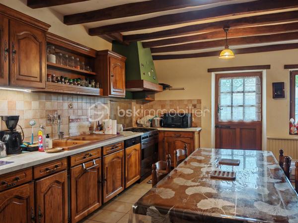À découvrir sans tarder : charmante longère de plain-pied offrant une surface habitable d’environ 165 m², idéale pour une famille, un artisan ou un projet de résidence secondaire.

La maison se compose d’une belle pièce de vie salon/séjour de 50 m², d’une cuisine séparée de 20 m², d’une buanderie avec douche, de 3 chambres, d’un bureau, d’une grande salle de bain et de 2 WC séparés.
La distribution est fonctionnelle et conforme aux standards actuels avec un espace jour bien distinct de l’espace nuit.

Caractéristiques techniques :
•	Menuiseries bois double vitrage
•	Chauffage électrique + cheminée à bois
•	Ballon d’eau chaude 300L (2025)
•	Assainissement autonome 
•	Absence d’amiante et de plomb
•	Toiture en tuiles plates (environ 30 ans)
•	Puits avec pompe

Extérieurs et dépendances :
Le bien est implanté sur un grand terrain plat et entièrement clôturé d’environ 4000 m², offrant de nombreuses possibilités d’aménagement.
Vous bénéficierez également d’un espace de stockage important avec :
•	Combles sur une partie de la maison
•	Dépendances de bonne structure d’environ 140 m², dont certaines avec une belle hauteur sous plafond

Les + :
•	Gros potentiel après remise au goût du jour
•	Idéal artisans, indépendants ou projet mixte habitation/activité
•	Parfait pour primo-accédants ou résidence secondaire

Une opportunité rare pour ceux qui recherchent de l’espace, du potentiel et un environnement agréable.
Photos supplémentaires sur demande
À visiter rapidement !
