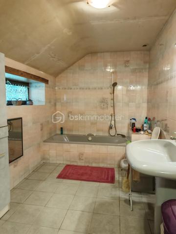 À découvrir sans tarder : charmante longère de plain-pied offrant une surface habitable d’environ 165 m², idéale pour une famille, un artisan ou un projet de résidence secondaire.

La maison se compose d’une belle pièce de vie salon/séjour de 50 m², d’une cuisine séparée de 20 m², d’une buanderie avec douche, de 3 chambres, d’un bureau, d’une grande salle de bain et de 2 WC séparés.
La distribution est fonctionnelle et conforme aux standards actuels avec un espace jour bien distinct de l’espace nuit.

Caractéristiques techniques :
•	Menuiseries bois double vitrage
•	Chauffage électrique + cheminée à bois
•	Ballon d’eau chaude 300L (2025)
•	Assainissement autonome 
•	Absence d’amiante et de plomb
•	Toiture en tuiles plates (environ 30 ans)
•	Puits avec pompe

Extérieurs et dépendances :
Le bien est implanté sur un grand terrain plat et entièrement clôturé d’environ 4000 m², offrant de nombreuses possibilités d’aménagement.
Vous bénéficierez également d’un espace de stockage important avec :
•	Combles sur une partie de la maison
•	Dépendances de bonne structure d’environ 140 m², dont certaines avec une belle hauteur sous plafond

Les + :
•	Gros potentiel après remise au goût du jour
•	Idéal artisans, indépendants ou projet mixte habitation/activité
•	Parfait pour primo-accédants ou résidence secondaire

Une opportunité rare pour ceux qui recherchent de l’espace, du potentiel et un environnement agréable.
Photos supplémentaires sur demande
À visiter rapidement !