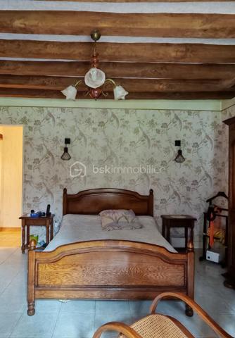 À découvrir sans tarder : charmante longère de plain-pied offrant une surface habitable d’environ 165 m², idéale pour une famille, un artisan ou un projet de résidence secondaire.

La maison se compose d’une belle pièce de vie salon/séjour de 50 m², d’une cuisine séparée de 20 m², d’une buanderie avec douche, de 3 chambres, d’un bureau, d’une grande salle de bain et de 2 WC séparés.
La distribution est fonctionnelle et conforme aux standards actuels avec un espace jour bien distinct de l’espace nuit.

Caractéristiques techniques :
•	Menuiseries bois double vitrage
•	Chauffage électrique + cheminée à bois
•	Ballon d’eau chaude 300L (2025)
•	Assainissement autonome 
•	Absence d’amiante et de plomb
•	Toiture en tuiles plates (environ 30 ans)
•	Puits avec pompe

Extérieurs et dépendances :
Le bien est implanté sur un grand terrain plat et entièrement clôturé d’environ 4000 m², offrant de nombreuses possibilités d’aménagement.
Vous bénéficierez également d’un espace de stockage important avec :
•	Combles sur une partie de la maison
•	Dépendances de bonne structure d’environ 140 m², dont certaines avec une belle hauteur sous plafond

Les + :
•	Gros potentiel après remise au goût du jour
•	Idéal artisans, indépendants ou projet mixte habitation/activité
•	Parfait pour primo-accédants ou résidence secondaire

Une opportunité rare pour ceux qui recherchent de l’espace, du potentiel et un environnement agréable.
Photos supplémentaires sur demande
À visiter rapidement !