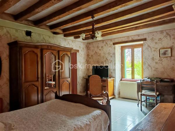 À découvrir sans tarder : charmante longère de plain-pied offrant une surface habitable d’environ 165 m², idéale pour une famille, un artisan ou un projet de résidence secondaire.

La maison se compose d’une belle pièce de vie salon/séjour de 50 m², d’une cuisine séparée de 20 m², d’une buanderie avec douche, de 3 chambres, d’un bureau, d’une grande salle de bain et de 2 WC séparés.
La distribution est fonctionnelle et conforme aux standards actuels avec un espace jour bien distinct de l’espace nuit.

Caractéristiques techniques :
•	Menuiseries bois double vitrage
•	Chauffage électrique + cheminée à bois
•	Ballon d’eau chaude 300L (2025)
•	Assainissement autonome 
•	Absence d’amiante et de plomb
•	Toiture en tuiles plates (environ 30 ans)
•	Puits avec pompe

Extérieurs et dépendances :
Le bien est implanté sur un grand terrain plat et entièrement clôturé d’environ 4000 m², offrant de nombreuses possibilités d’aménagement.
Vous bénéficierez également d’un espace de stockage important avec :
•	Combles sur une partie de la maison
•	Dépendances de bonne structure d’environ 140 m², dont certaines avec une belle hauteur sous plafond

Les + :
•	Gros potentiel après remise au goût du jour
•	Idéal artisans, indépendants ou projet mixte habitation/activité
•	Parfait pour primo-accédants ou résidence secondaire

Une opportunité rare pour ceux qui recherchent de l’espace, du potentiel et un environnement agréable.
Photos supplémentaires sur demande
À visiter rapidement !