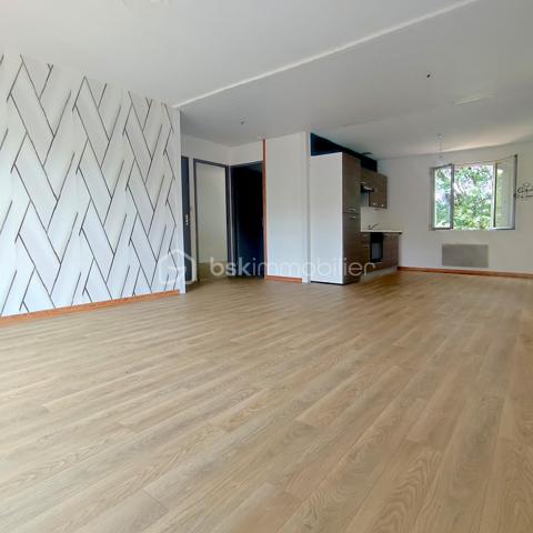 À Montrichard, maison d'environ 57 m² habitables, à 5 minutes à pied du centre-ville.

Implantée sur un terrain clôturé de plus de 1 100 m², elle permet de profiter d'espaces extérieurs.
Son entrée et sa baie vitrée permettent une vie de plain-pied.

La pièce de vie lumineuse avec cuisine aménagée bénéficie d'une exposition Sud-Est.
La maison dispose de deux chambres.

Un sous-sol complet d'environ 62 m² offre de nombreuses possibilités de stockage, de stationnement ou d'aménagement selon vos projets.

Des travaux d'amélioration ont déjà été réalisés, notamment la rénovation de l'installation électrique ainsi que l'isolation des combles et des murs, permettant de l'habiter immédiatement. 

Pour poursuivre les améliorations engagées, le remplacement des menuiseries et de certains radiateurs sera à prévoir.

Cette maison bénéficie d'une base saine et fonctionnelle permettant à chacun de l'adapter à ses besoins et à son projet.
