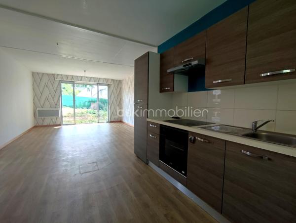 À Montrichard, maison d'environ 57 m² habitables, à 5 minutes à pied du centre-ville.

Implantée sur un terrain clôturé de plus de 1 100 m², elle permet de profiter d'espaces extérieurs.
Son entrée et sa baie vitrée permettent une vie de plain-pied.

La pièce de vie lumineuse avec cuisine aménagée bénéficie d'une exposition Sud-Est.
La maison dispose de deux chambres.

Un sous-sol complet d'environ 62 m² offre de nombreuses possibilités de stockage, de stationnement ou d'aménagement selon vos projets.

Des travaux d'amélioration ont déjà été réalisés, notamment la rénovation de l'installation électrique ainsi que l'isolation des combles et des murs, permettant de l'habiter immédiatement. 

Pour poursuivre les améliorations engagées, le remplacement des menuiseries et de certains radiateurs sera à prévoir.

Cette maison bénéficie d'une base saine et fonctionnelle permettant à chacun de l'adapter à ses besoins et à son projet.