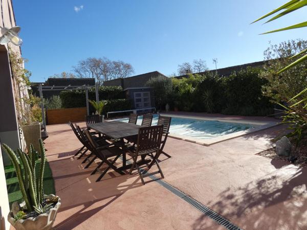 Ancienne écurie entièrement rénovée de 190m² sur un terrain de 447m² avec piscine