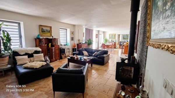 Ancienne écurie entièrement rénovée de 190m² sur un terrain de 447m² avec piscine