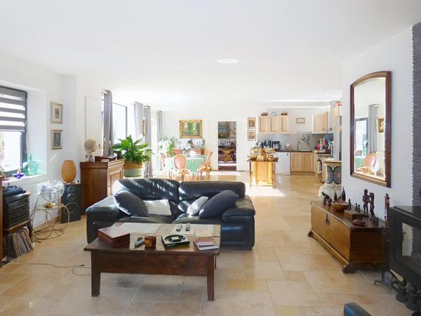 Ancienne écurie entièrement rénovée de 190m² sur un terrain de 447m² avec piscine