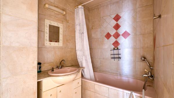 Appartement
         3 pièces
        - 95 m² Exclusivité 325 000 € *