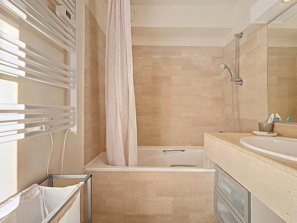 Vente                                                      Appartement
                        
                     1 pièces                      34 m2                     à Cannes