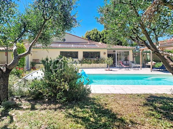 EXCLUSIVITÉ – BIEN RARE EN CENTRE-VILLE

Située dans un environnement privilégié, à proximité immédiate de toutes les commodités (écoles, gare, commerces, équipements sportifs et culturels), cette charmante maison de village vous séduira par son authenticité et son cadre de vie exceptionnel.

Édifiée sur une magnifique parcelle paysagée de 873 m², elle bénéficie d’un superbe jardin arboré avec arbres fruitiers, potager et nombreux espaces de détente, véritable havre de paix en cœur de ville.

La maison offre un intérieur chaleureux où se mêlent poutres et pierres apparentes, tomettes, travertin, parquet en chêne et plafonds à la française. Le rez-de-chaussée comprend une entrée avec rangements, un vaste espace de vie lumineux avec séjour et poêle à granulés, une cuisine ouverte sur la salle à manger, une chambre, un bureau, une salle d’eau, deux WC ainsi qu’une agréable véranda de 9 m². À l’étage, une grande chambre mansardée climatisée complète l’ensemble.

À l’extérieur, vous profiterez d’une piscine coque avec couverture coulissante, deux ateliers, préau pouvant accueillir une cuisine d’été, tonnelle, salle d’eau indépendante et chalet bois de 20 m² offrant de multiples possibilités d’aménagement.

Les prestations incluent également un puits, plusieurs stationnements, un portail en fer forgé Napoléon III et 16 panneaux solaires générant environ 1 500 € de revenus annuels.

Un bien rare alliant charme, confort et potentiel d’évolution grâce à sa constructibilité résiduelle. À découvrir sans tarder !