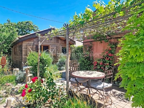 EXCLUSIVITÉ – BIEN RARE EN CENTRE-VILLE

Située dans un environnement privilégié, à proximité immédiate de toutes les commodités (écoles, gare, commerces, équipements sportifs et culturels), cette charmante maison de village vous séduira par son authenticité et son cadre de vie exceptionnel.

Édifiée sur une magnifique parcelle paysagée de 873 m², elle bénéficie d’un superbe jardin arboré avec arbres fruitiers, potager et nombreux espaces de détente, véritable havre de paix en cœur de ville.

La maison offre un intérieur chaleureux où se mêlent poutres et pierres apparentes, tomettes, travertin, parquet en chêne et plafonds à la française. Le rez-de-chaussée comprend une entrée avec rangements, un vaste espace de vie lumineux avec séjour et poêle à granulés, une cuisine ouverte sur la salle à manger, une chambre, un bureau, une salle d’eau, deux WC ainsi qu’une agréable véranda de 9 m². À l’étage, une grande chambre mansardée climatisée complète l’ensemble.

À l’extérieur, vous profiterez d’une piscine coque avec couverture coulissante, deux ateliers, préau pouvant accueillir une cuisine d’été, tonnelle, salle d’eau indépendante et chalet bois de 20 m² offrant de multiples possibilités d’aménagement.

Les prestations incluent également un puits, plusieurs stationnements, un portail en fer forgé Napoléon III et 16 panneaux solaires générant environ 1 500 € de revenus annuels.

Un bien rare alliant charme, confort et potentiel d’évolution grâce à sa constructibilité résiduelle. À découvrir sans tarder !