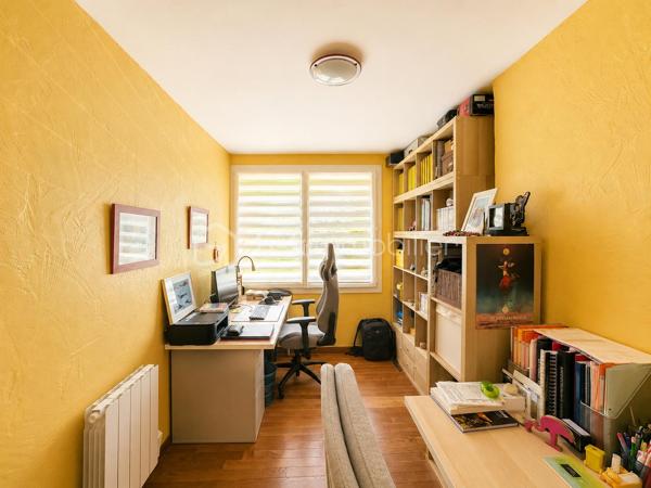 EXCLUSIVITÉ – BIEN RARE EN CENTRE-VILLE

Située dans un environnement privilégié, à proximité immédiate de toutes les commodités (écoles, gare, commerces, équipements sportifs et culturels), cette charmante maison de village vous séduira par son authenticité et son cadre de vie exceptionnel.

Édifiée sur une magnifique parcelle paysagée de 873 m², elle bénéficie d’un superbe jardin arboré avec arbres fruitiers, potager et nombreux espaces de détente, véritable havre de paix en cœur de ville.

La maison offre un intérieur chaleureux où se mêlent poutres et pierres apparentes, tomettes, travertin, parquet en chêne et plafonds à la française. Le rez-de-chaussée comprend une entrée avec rangements, un vaste espace de vie lumineux avec séjour et poêle à granulés, une cuisine ouverte sur la salle à manger, une chambre, un bureau, une salle d’eau, deux WC ainsi qu’une agréable véranda de 9 m². À l’étage, une grande chambre mansardée climatisée complète l’ensemble.

À l’extérieur, vous profiterez d’une piscine coque avec couverture coulissante, deux ateliers, préau pouvant accueillir une cuisine d’été, tonnelle, salle d’eau indépendante et chalet bois de 20 m² offrant de multiples possibilités d’aménagement.

Les prestations incluent également un puits, plusieurs stationnements, un portail en fer forgé Napoléon III et 16 panneaux solaires générant environ 1 500 € de revenus annuels.

Un bien rare alliant charme, confort et potentiel d’évolution grâce à sa constructibilité résiduelle. À découvrir sans tarder !