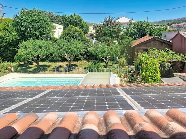 EXCLUSIVITÉ – BIEN RARE EN CENTRE-VILLE

Située dans un environnement privilégié, à proximité immédiate de toutes les commodités (écoles, gare, commerces, équipements sportifs et culturels), cette charmante maison de village vous séduira par son authenticité et son cadre de vie exceptionnel.

Édifiée sur une magnifique parcelle paysagée de 873 m², elle bénéficie d’un superbe jardin arboré avec arbres fruitiers, potager et nombreux espaces de détente, véritable havre de paix en cœur de ville.

La maison offre un intérieur chaleureux où se mêlent poutres et pierres apparentes, tomettes, travertin, parquet en chêne et plafonds à la française. Le rez-de-chaussée comprend une entrée avec rangements, un vaste espace de vie lumineux avec séjour et poêle à granulés, une cuisine ouverte sur la salle à manger, une chambre, un bureau, une salle d’eau, deux WC ainsi qu’une agréable véranda de 9 m². À l’étage, une grande chambre mansardée climatisée complète l’ensemble.

À l’extérieur, vous profiterez d’une piscine coque avec couverture coulissante, deux ateliers, préau pouvant accueillir une cuisine d’été, tonnelle, salle d’eau indépendante et chalet bois de 20 m² offrant de multiples possibilités d’aménagement.

Les prestations incluent également un puits, plusieurs stationnements, un portail en fer forgé Napoléon III et 16 panneaux solaires générant environ 1 500 € de revenus annuels.

Un bien rare alliant charme, confort et potentiel d’évolution grâce à sa constructibilité résiduelle. À découvrir sans tarder !