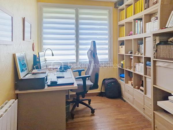 EXCLUSIVITÉ – BIEN RARE EN CENTRE-VILLE

Située dans un environnement privilégié, à proximité immédiate de toutes les commodités (écoles, gare, commerces, équipements sportifs et culturels), cette charmante maison de village vous séduira par son authenticité et son cadre de vie exceptionnel.

Édifiée sur une magnifique parcelle paysagée de 873 m², elle bénéficie d’un superbe jardin arboré avec arbres fruitiers, potager et nombreux espaces de détente, véritable havre de paix en cœur de ville.

La maison offre un intérieur chaleureux où se mêlent poutres et pierres apparentes, tomettes, travertin, parquet en chêne et plafonds à la française. Le rez-de-chaussée comprend une entrée avec rangements, un vaste espace de vie lumineux avec séjour et poêle à granulés, une cuisine ouverte sur la salle à manger, une chambre, un bureau, une salle d’eau, deux WC ainsi qu’une agréable véranda de 9 m². À l’étage, une grande chambre mansardée climatisée complète l’ensemble.

À l’extérieur, vous profiterez d’une piscine coque avec couverture coulissante, deux ateliers, préau pouvant accueillir une cuisine d’été, tonnelle, salle d’eau indépendante et chalet bois de 20 m² offrant de multiples possibilités d’aménagement.

Les prestations incluent également un puits, plusieurs stationnements, un portail en fer forgé Napoléon III et 16 panneaux solaires générant environ 1 500 € de revenus annuels.

Un bien rare alliant charme, confort et potentiel d’évolution grâce à sa constructibilité résiduelle. À découvrir sans tarder !
