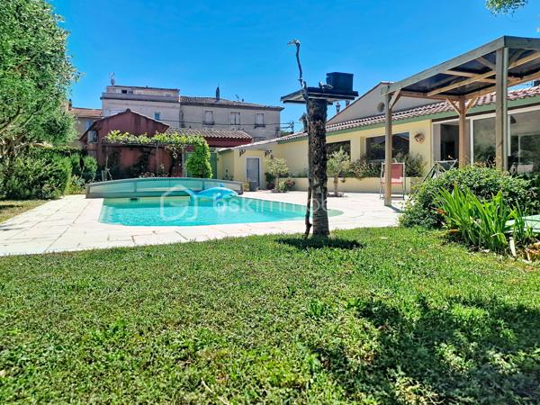 EXCLUSIVITÉ – BIEN RARE EN CENTRE-VILLE

Située dans un environnement privilégié, à proximité immédiate de toutes les commodités (écoles, gare, commerces, équipements sportifs et culturels), cette charmante maison de village vous séduira par son authenticité et son cadre de vie exceptionnel.

Édifiée sur une magnifique parcelle paysagée de 873 m², elle bénéficie d’un superbe jardin arboré avec arbres fruitiers, potager et nombreux espaces de détente, véritable havre de paix en cœur de ville.

La maison offre un intérieur chaleureux où se mêlent poutres et pierres apparentes, tomettes, travertin, parquet en chêne et plafonds à la française. Le rez-de-chaussée comprend une entrée avec rangements, un vaste espace de vie lumineux avec séjour et poêle à granulés, une cuisine ouverte sur la salle à manger, une chambre, un bureau, une salle d’eau, deux WC ainsi qu’une agréable véranda de 9 m². À l’étage, une grande chambre mansardée climatisée complète l’ensemble.

À l’extérieur, vous profiterez d’une piscine coque avec couverture coulissante, deux ateliers, préau pouvant accueillir une cuisine d’été, tonnelle, salle d’eau indépendante et chalet bois de 20 m² offrant de multiples possibilités d’aménagement.

Les prestations incluent également un puits, plusieurs stationnements, un portail en fer forgé Napoléon III et 16 panneaux solaires générant environ 1 500 € de revenus annuels.

Un bien rare alliant charme, confort et potentiel d’évolution grâce à sa constructibilité résiduelle. À découvrir sans tarder !