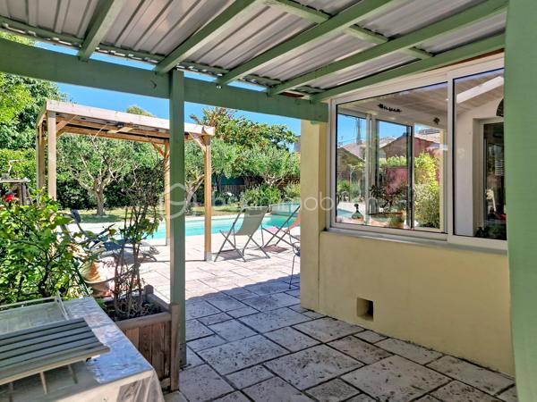 EXCLUSIVITÉ – BIEN RARE EN CENTRE-VILLE

Située dans un environnement privilégié, à proximité immédiate de toutes les commodités (écoles, gare, commerces, équipements sportifs et culturels), cette charmante maison de village vous séduira par son authenticité et son cadre de vie exceptionnel.

Édifiée sur une magnifique parcelle paysagée de 873 m², elle bénéficie d’un superbe jardin arboré avec arbres fruitiers, potager et nombreux espaces de détente, véritable havre de paix en cœur de ville.

La maison offre un intérieur chaleureux où se mêlent poutres et pierres apparentes, tomettes, travertin, parquet en chêne et plafonds à la française. Le rez-de-chaussée comprend une entrée avec rangements, un vaste espace de vie lumineux avec séjour et poêle à granulés, une cuisine ouverte sur la salle à manger, une chambre, un bureau, une salle d’eau, deux WC ainsi qu’une agréable véranda de 9 m². À l’étage, une grande chambre mansardée climatisée complète l’ensemble.

À l’extérieur, vous profiterez d’une piscine coque avec couverture coulissante, deux ateliers, préau pouvant accueillir une cuisine d’été, tonnelle, salle d’eau indépendante et chalet bois de 20 m² offrant de multiples possibilités d’aménagement.

Les prestations incluent également un puits, plusieurs stationnements, un portail en fer forgé Napoléon III et 16 panneaux solaires générant environ 1 500 € de revenus annuels.

Un bien rare alliant charme, confort et potentiel d’évolution grâce à sa constructibilité résiduelle. À découvrir sans tarder !