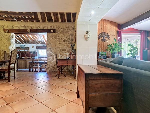 EXCLUSIVITÉ – BIEN RARE EN CENTRE-VILLE

Située dans un environnement privilégié, à proximité immédiate de toutes les commodités (écoles, gare, commerces, équipements sportifs et culturels), cette charmante maison de village vous séduira par son authenticité et son cadre de vie exceptionnel.

Édifiée sur une magnifique parcelle paysagée de 873 m², elle bénéficie d’un superbe jardin arboré avec arbres fruitiers, potager et nombreux espaces de détente, véritable havre de paix en cœur de ville.

La maison offre un intérieur chaleureux où se mêlent poutres et pierres apparentes, tomettes, travertin, parquet en chêne et plafonds à la française. Le rez-de-chaussée comprend une entrée avec rangements, un vaste espace de vie lumineux avec séjour et poêle à granulés, une cuisine ouverte sur la salle à manger, une chambre, un bureau, une salle d’eau, deux WC ainsi qu’une agréable véranda de 9 m². À l’étage, une grande chambre mansardée climatisée complète l’ensemble.

À l’extérieur, vous profiterez d’une piscine coque avec couverture coulissante, deux ateliers, préau pouvant accueillir une cuisine d’été, tonnelle, salle d’eau indépendante et chalet bois de 20 m² offrant de multiples possibilités d’aménagement.

Les prestations incluent également un puits, plusieurs stationnements, un portail en fer forgé Napoléon III et 16 panneaux solaires générant environ 1 500 € de revenus annuels.

Un bien rare alliant charme, confort et potentiel d’évolution grâce à sa constructibilité résiduelle. À découvrir sans tarder !