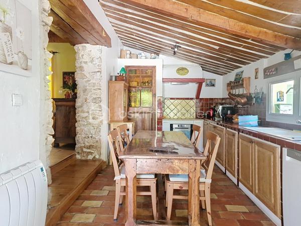 EXCLUSIVITÉ – BIEN RARE EN CENTRE-VILLE

Située dans un environnement privilégié, à proximité immédiate de toutes les commodités (écoles, gare, commerces, équipements sportifs et culturels), cette charmante maison de village vous séduira par son authenticité et son cadre de vie exceptionnel.

Édifiée sur une magnifique parcelle paysagée de 873 m², elle bénéficie d’un superbe jardin arboré avec arbres fruitiers, potager et nombreux espaces de détente, véritable havre de paix en cœur de ville.

La maison offre un intérieur chaleureux où se mêlent poutres et pierres apparentes, tomettes, travertin, parquet en chêne et plafonds à la française. Le rez-de-chaussée comprend une entrée avec rangements, un vaste espace de vie lumineux avec séjour et poêle à granulés, une cuisine ouverte sur la salle à manger, une chambre, un bureau, une salle d’eau, deux WC ainsi qu’une agréable véranda de 9 m². À l’étage, une grande chambre mansardée climatisée complète l’ensemble.

À l’extérieur, vous profiterez d’une piscine coque avec couverture coulissante, deux ateliers, préau pouvant accueillir une cuisine d’été, tonnelle, salle d’eau indépendante et chalet bois de 20 m² offrant de multiples possibilités d’aménagement.

Les prestations incluent également un puits, plusieurs stationnements, un portail en fer forgé Napoléon III et 16 panneaux solaires générant environ 1 500 € de revenus annuels.

Un bien rare alliant charme, confort et potentiel d’évolution grâce à sa constructibilité résiduelle. À découvrir sans tarder !