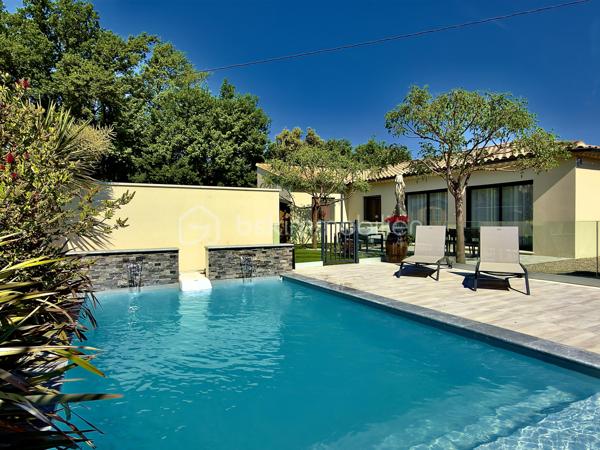 SAINT-DIDIER, VILLA DE PLAIN PIED de 106 m2. 
** PRESTATIONS HAUT DE GAMME ** MAITRISE DES DEPENSES ENERGETIQUES ** PISCINE ** 

Sur un terrain d'environ 430 m2, hors lotissement et dans un secteur très calme, superbe villa clés en main, entièrement de plain-pied de 106 m2 habitables, achevée en 2023. 

** L' AGENCEMENT ** 

- Un séjour lumineux de plus de 50 m2, prenant jour sur 2 baies vitrées permettant d'accéder à une terrasse carrelée plein SUD, avec cuisine ouverte CUSINELLA, électroménager de bonne facture entièrement intégré et ilot central.
- Une buanderie permettant la partie technique et du rangement 
- 3 chambres, chacune dotée de dressings
- Une salle de bain, avec double-vasque, baignoire et douche + des rangements 
- WC séparé 

** L' EXTERIEUR ** 

Exposé principalement au SUD, l'extérieur séduit par sa belle piscine au chlore de 6,5 x 3,5 au chlore avec plage immergée. Celle-ci est sécurisée par une enceinte vitrée discrète et un portillon aux normes NF. 
Le jardin, entièrement clôturé, permet de stationner jusqu'à 3 véhicules côté cour. Aucun vis à vis, aucune nuisance. 
Un cabanon de 20 m2 en bois permet de recevoir le matériel de jardinage ou les accessoires de la piscine comme le robot et la bâche d'hivernage. 

** LES PRESTATIONS ** 

- Menuiseries en PVC monobloc, fenêtre oscillo-battantes équipées de moustiquaires 
- Baies vitrées en ALU 
- Fibre optique 
- Réseau de télésurveillance sur smartphone
- Chauffage / climatisation par gainable sur pompe à chaleur 
- Portail automatique avec Visio 
- Volets roulants électriques reliés en domotique 
- Chauffe-eau thermodynamique

L'avis de l'expert : 

Mention spéciale pour cette maison ENTIEREMENT DE PLAIN-PIED, moderne, bien équipée et située dans un environnement que vous apprécierez pour sa qualité de vie et sa quiétude. Côté énergétique, un bien économe ( DPE en A ). Une villa facile à vivre, bien agencée et baignée de lumière, qu'il convient de visiter pour en ressentir tous les aouts.