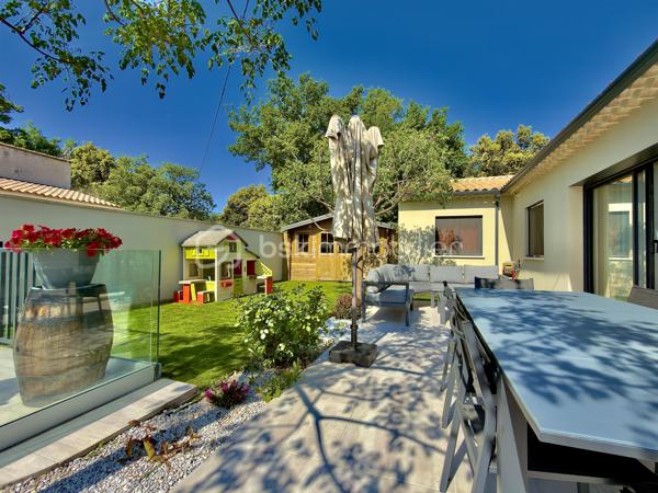 SAINT-DIDIER, VILLA DE PLAIN PIED de 106 m2. 
** PRESTATIONS HAUT DE GAMME ** MAITRISE DES DEPENSES ENERGETIQUES ** PISCINE ** 

Sur un terrain d'environ 430 m2, hors lotissement et dans un secteur très calme, superbe villa clés en main, entièrement de plain-pied de 106 m2 habitables, achevée en 2023. 

** L' AGENCEMENT ** 

- Un séjour lumineux de plus de 50 m2, prenant jour sur 2 baies vitrées permettant d'accéder à une terrasse carrelée plein SUD, avec cuisine ouverte CUSINELLA, électroménager de bonne facture entièrement intégré et ilot central.
- Une buanderie permettant la partie technique et du rangement 
- 3 chambres, chacune dotée de dressings
- Une salle de bain, avec double-vasque, baignoire et douche + des rangements 
- WC séparé 

** L' EXTERIEUR ** 

Exposé principalement au SUD, l'extérieur séduit par sa belle piscine au chlore de 6,5 x 3,5 au chlore avec plage immergée. Celle-ci est sécurisée par une enceinte vitrée discrète et un portillon aux normes NF. 
Le jardin, entièrement clôturé, permet de stationner jusqu'à 3 véhicules côté cour. Aucun vis à vis, aucune nuisance. 
Un cabanon de 20 m2 en bois permet de recevoir le matériel de jardinage ou les accessoires de la piscine comme le robot et la bâche d'hivernage. 

** LES PRESTATIONS ** 

- Menuiseries en PVC monobloc, fenêtre oscillo-battantes équipées de moustiquaires 
- Baies vitrées en ALU 
- Fibre optique 
- Réseau de télésurveillance sur smartphone
- Chauffage / climatisation par gainable sur pompe à chaleur 
- Portail automatique avec Visio 
- Volets roulants électriques reliés en domotique 
- Chauffe-eau thermodynamique

L'avis de l'expert : 

Mention spéciale pour cette maison ENTIEREMENT DE PLAIN-PIED, moderne, bien équipée et située dans un environnement que vous apprécierez pour sa qualité de vie et sa quiétude. Côté énergétique, un bien économe ( DPE en A ). Une villa facile à vivre, bien agencée et baignée de lumière, qu'il convient de visiter pour en ressentir tous les aouts.