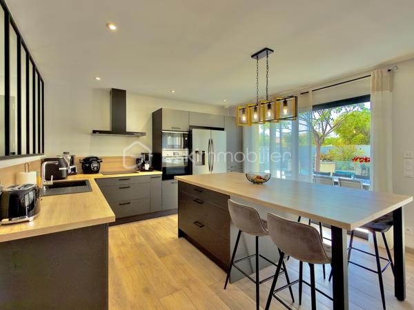 SAINT-DIDIER, VILLA DE PLAIN PIED de 106 m2. 
** PRESTATIONS HAUT DE GAMME ** MAITRISE DES DEPENSES ENERGETIQUES ** PISCINE ** 

Sur un terrain d'environ 430 m2, hors lotissement et dans un secteur très calme, superbe villa clés en main, entièrement de plain-pied de 106 m2 habitables, achevée en 2023. 

** L' AGENCEMENT ** 

- Un séjour lumineux de plus de 50 m2, prenant jour sur 2 baies vitrées permettant d'accéder à une terrasse carrelée plein SUD, avec cuisine ouverte CUSINELLA, électroménager de bonne facture entièrement intégré et ilot central.
- Une buanderie permettant la partie technique et du rangement 
- 3 chambres, chacune dotée de dressings
- Une salle de bain, avec double-vasque, baignoire et douche + des rangements 
- WC séparé 

** L' EXTERIEUR ** 

Exposé principalement au SUD, l'extérieur séduit par sa belle piscine au chlore de 6,5 x 3,5 au chlore avec plage immergée. Celle-ci est sécurisée par une enceinte vitrée discrète et un portillon aux normes NF. 
Le jardin, entièrement clôturé, permet de stationner jusqu'à 3 véhicules côté cour. Aucun vis à vis, aucune nuisance. 
Un cabanon de 20 m2 en bois permet de recevoir le matériel de jardinage ou les accessoires de la piscine comme le robot et la bâche d'hivernage. 

** LES PRESTATIONS ** 

- Menuiseries en PVC monobloc, fenêtre oscillo-battantes équipées de moustiquaires 
- Baies vitrées en ALU 
- Fibre optique 
- Réseau de télésurveillance sur smartphone
- Chauffage / climatisation par gainable sur pompe à chaleur 
- Portail automatique avec Visio 
- Volets roulants électriques reliés en domotique 
- Chauffe-eau thermodynamique

L'avis de l'expert : 

Mention spéciale pour cette maison ENTIEREMENT DE PLAIN-PIED, moderne, bien équipée et située dans un environnement que vous apprécierez pour sa qualité de vie et sa quiétude. Côté énergétique, un bien économe ( DPE en A ). Une villa facile à vivre, bien agencée et baignée de lumière, qu'il convient de visiter pour en ressentir tous les aouts.