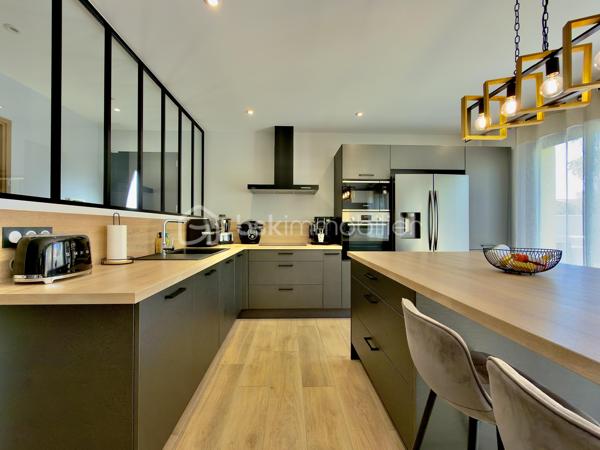 SAINT-DIDIER, VILLA DE PLAIN PIED de 106 m2. 
** PRESTATIONS HAUT DE GAMME ** MAITRISE DES DEPENSES ENERGETIQUES ** PISCINE ** 

Sur un terrain d'environ 430 m2, hors lotissement et dans un secteur très calme, superbe villa clés en main, entièrement de plain-pied de 106 m2 habitables, achevée en 2023. 

** L' AGENCEMENT ** 

- Un séjour lumineux de plus de 50 m2, prenant jour sur 2 baies vitrées permettant d'accéder à une terrasse carrelée plein SUD, avec cuisine ouverte CUSINELLA, électroménager de bonne facture entièrement intégré et ilot central.
- Une buanderie permettant la partie technique et du rangement 
- 3 chambres, chacune dotée de dressings
- Une salle de bain, avec double-vasque, baignoire et douche + des rangements 
- WC séparé 

** L' EXTERIEUR ** 

Exposé principalement au SUD, l'extérieur séduit par sa belle piscine au chlore de 6,5 x 3,5 au chlore avec plage immergée. Celle-ci est sécurisée par une enceinte vitrée discrète et un portillon aux normes NF. 
Le jardin, entièrement clôturé, permet de stationner jusqu'à 3 véhicules côté cour. Aucun vis à vis, aucune nuisance. 
Un cabanon de 20 m2 en bois permet de recevoir le matériel de jardinage ou les accessoires de la piscine comme le robot et la bâche d'hivernage. 

** LES PRESTATIONS ** 

- Menuiseries en PVC monobloc, fenêtre oscillo-battantes équipées de moustiquaires 
- Baies vitrées en ALU 
- Fibre optique 
- Réseau de télésurveillance sur smartphone
- Chauffage / climatisation par gainable sur pompe à chaleur 
- Portail automatique avec Visio 
- Volets roulants électriques reliés en domotique 
- Chauffe-eau thermodynamique

L'avis de l'expert : 

Mention spéciale pour cette maison ENTIEREMENT DE PLAIN-PIED, moderne, bien équipée et située dans un environnement que vous apprécierez pour sa qualité de vie et sa quiétude. Côté énergétique, un bien économe ( DPE en A ). Une villa facile à vivre, bien agencée et baignée de lumière, qu'il convient de visiter pour en ressentir tous les aouts.