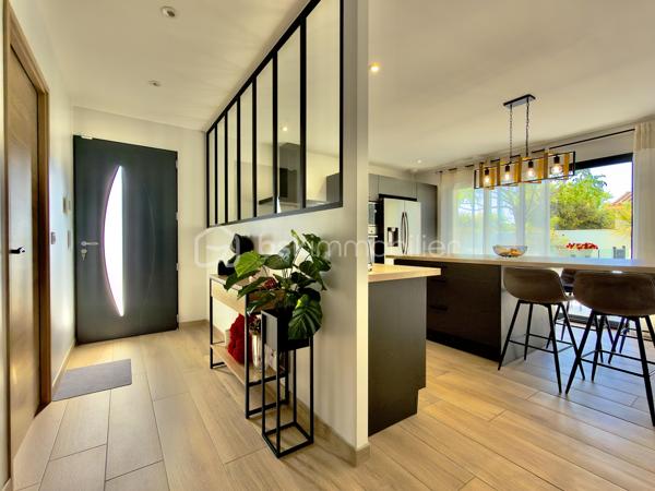 SAINT-DIDIER, VILLA DE PLAIN PIED de 106 m2. 
** PRESTATIONS HAUT DE GAMME ** MAITRISE DES DEPENSES ENERGETIQUES ** PISCINE ** 

Sur un terrain d'environ 430 m2, hors lotissement et dans un secteur très calme, superbe villa clés en main, entièrement de plain-pied de 106 m2 habitables, achevée en 2023. 

** L' AGENCEMENT ** 

- Un séjour lumineux de plus de 50 m2, prenant jour sur 2 baies vitrées permettant d'accéder à une terrasse carrelée plein SUD, avec cuisine ouverte CUSINELLA, électroménager de bonne facture entièrement intégré et ilot central.
- Une buanderie permettant la partie technique et du rangement 
- 3 chambres, chacune dotée de dressings
- Une salle de bain, avec double-vasque, baignoire et douche + des rangements 
- WC séparé 

** L' EXTERIEUR ** 

Exposé principalement au SUD, l'extérieur séduit par sa belle piscine au chlore de 6,5 x 3,5 au chlore avec plage immergée. Celle-ci est sécurisée par une enceinte vitrée discrète et un portillon aux normes NF. 
Le jardin, entièrement clôturé, permet de stationner jusqu'à 3 véhicules côté cour. Aucun vis à vis, aucune nuisance. 
Un cabanon de 20 m2 en bois permet de recevoir le matériel de jardinage ou les accessoires de la piscine comme le robot et la bâche d'hivernage. 

** LES PRESTATIONS ** 

- Menuiseries en PVC monobloc, fenêtre oscillo-battantes équipées de moustiquaires 
- Baies vitrées en ALU 
- Fibre optique 
- Réseau de télésurveillance sur smartphone
- Chauffage / climatisation par gainable sur pompe à chaleur 
- Portail automatique avec Visio 
- Volets roulants électriques reliés en domotique 
- Chauffe-eau thermodynamique

L'avis de l'expert : 

Mention spéciale pour cette maison ENTIEREMENT DE PLAIN-PIED, moderne, bien équipée et située dans un environnement que vous apprécierez pour sa qualité de vie et sa quiétude. Côté énergétique, un bien économe ( DPE en A ). Une villa facile à vivre, bien agencée et baignée de lumière, qu'il convient de visiter pour en ressentir tous les aouts.