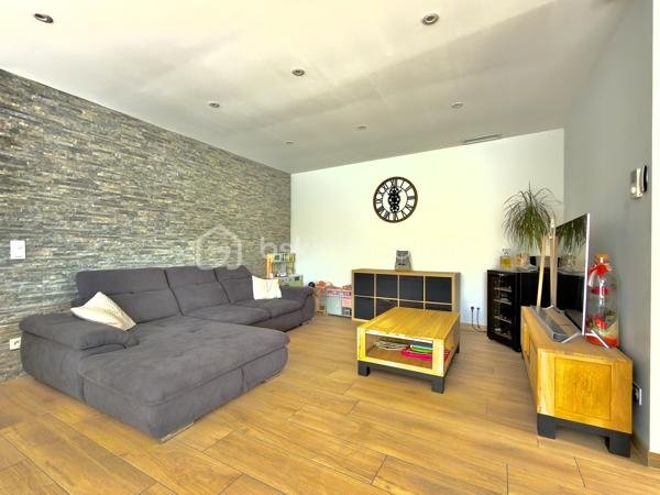 SAINT-DIDIER, VILLA DE PLAIN PIED de 106 m2. 
** PRESTATIONS HAUT DE GAMME ** MAITRISE DES DEPENSES ENERGETIQUES ** PISCINE ** 

Sur un terrain d'environ 430 m2, hors lotissement et dans un secteur très calme, superbe villa clés en main, entièrement de plain-pied de 106 m2 habitables, achevée en 2023. 

** L' AGENCEMENT ** 

- Un séjour lumineux de plus de 50 m2, prenant jour sur 2 baies vitrées permettant d'accéder à une terrasse carrelée plein SUD, avec cuisine ouverte CUSINELLA, électroménager de bonne facture entièrement intégré et ilot central.
- Une buanderie permettant la partie technique et du rangement 
- 3 chambres, chacune dotée de dressings
- Une salle de bain, avec double-vasque, baignoire et douche + des rangements 
- WC séparé 

** L' EXTERIEUR ** 

Exposé principalement au SUD, l'extérieur séduit par sa belle piscine au chlore de 6,5 x 3,5 au chlore avec plage immergée. Celle-ci est sécurisée par une enceinte vitrée discrète et un portillon aux normes NF. 
Le jardin, entièrement clôturé, permet de stationner jusqu'à 3 véhicules côté cour. Aucun vis à vis, aucune nuisance. 
Un cabanon de 20 m2 en bois permet de recevoir le matériel de jardinage ou les accessoires de la piscine comme le robot et la bâche d'hivernage. 

** LES PRESTATIONS ** 

- Menuiseries en PVC monobloc, fenêtre oscillo-battantes équipées de moustiquaires 
- Baies vitrées en ALU 
- Fibre optique 
- Réseau de télésurveillance sur smartphone
- Chauffage / climatisation par gainable sur pompe à chaleur 
- Portail automatique avec Visio 
- Volets roulants électriques reliés en domotique 
- Chauffe-eau thermodynamique

L'avis de l'expert : 

Mention spéciale pour cette maison ENTIEREMENT DE PLAIN-PIED, moderne, bien équipée et située dans un environnement que vous apprécierez pour sa qualité de vie et sa quiétude. Côté énergétique, un bien économe ( DPE en A ). Une villa facile à vivre, bien agencée et baignée de lumière, qu'il convient de visiter pour en ressentir tous les aouts.