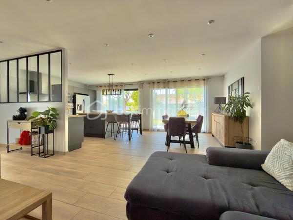 SAINT-DIDIER, VILLA DE PLAIN PIED de 106 m2. 
** PRESTATIONS HAUT DE GAMME ** MAITRISE DES DEPENSES ENERGETIQUES ** PISCINE ** 

Sur un terrain d'environ 430 m2, hors lotissement et dans un secteur très calme, superbe villa clés en main, entièrement de plain-pied de 106 m2 habitables, achevée en 2023. 

** L' AGENCEMENT ** 

- Un séjour lumineux de plus de 50 m2, prenant jour sur 2 baies vitrées permettant d'accéder à une terrasse carrelée plein SUD, avec cuisine ouverte CUSINELLA, électroménager de bonne facture entièrement intégré et ilot central.
- Une buanderie permettant la partie technique et du rangement 
- 3 chambres, chacune dotée de dressings
- Une salle de bain, avec double-vasque, baignoire et douche + des rangements 
- WC séparé 

** L' EXTERIEUR ** 

Exposé principalement au SUD, l'extérieur séduit par sa belle piscine au chlore de 6,5 x 3,5 au chlore avec plage immergée. Celle-ci est sécurisée par une enceinte vitrée discrète et un portillon aux normes NF. 
Le jardin, entièrement clôturé, permet de stationner jusqu'à 3 véhicules côté cour. Aucun vis à vis, aucune nuisance. 
Un cabanon de 20 m2 en bois permet de recevoir le matériel de jardinage ou les accessoires de la piscine comme le robot et la bâche d'hivernage. 

** LES PRESTATIONS ** 

- Menuiseries en PVC monobloc, fenêtre oscillo-battantes équipées de moustiquaires 
- Baies vitrées en ALU 
- Fibre optique 
- Réseau de télésurveillance sur smartphone
- Chauffage / climatisation par gainable sur pompe à chaleur 
- Portail automatique avec Visio 
- Volets roulants électriques reliés en domotique 
- Chauffe-eau thermodynamique

L'avis de l'expert : 

Mention spéciale pour cette maison ENTIEREMENT DE PLAIN-PIED, moderne, bien équipée et située dans un environnement que vous apprécierez pour sa qualité de vie et sa quiétude. Côté énergétique, un bien économe ( DPE en A ). Une villa facile à vivre, bien agencée et baignée de lumière, qu'il convient de visiter pour en ressentir tous les aouts.
