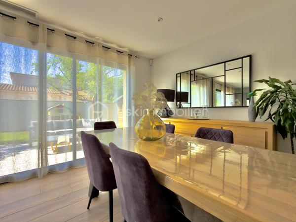 SAINT-DIDIER, VILLA DE PLAIN PIED de 106 m2. 
** PRESTATIONS HAUT DE GAMME ** MAITRISE DES DEPENSES ENERGETIQUES ** PISCINE ** 

Sur un terrain d'environ 430 m2, hors lotissement et dans un secteur très calme, superbe villa clés en main, entièrement de plain-pied de 106 m2 habitables, achevée en 2023. 

** L' AGENCEMENT ** 

- Un séjour lumineux de plus de 50 m2, prenant jour sur 2 baies vitrées permettant d'accéder à une terrasse carrelée plein SUD, avec cuisine ouverte CUSINELLA, électroménager de bonne facture entièrement intégré et ilot central.
- Une buanderie permettant la partie technique et du rangement 
- 3 chambres, chacune dotée de dressings
- Une salle de bain, avec double-vasque, baignoire et douche + des rangements 
- WC séparé 

** L' EXTERIEUR ** 

Exposé principalement au SUD, l'extérieur séduit par sa belle piscine au chlore de 6,5 x 3,5 au chlore avec plage immergée. Celle-ci est sécurisée par une enceinte vitrée discrète et un portillon aux normes NF. 
Le jardin, entièrement clôturé, permet de stationner jusqu'à 3 véhicules côté cour. Aucun vis à vis, aucune nuisance. 
Un cabanon de 20 m2 en bois permet de recevoir le matériel de jardinage ou les accessoires de la piscine comme le robot et la bâche d'hivernage. 

** LES PRESTATIONS ** 

- Menuiseries en PVC monobloc, fenêtre oscillo-battantes équipées de moustiquaires 
- Baies vitrées en ALU 
- Fibre optique 
- Réseau de télésurveillance sur smartphone
- Chauffage / climatisation par gainable sur pompe à chaleur 
- Portail automatique avec Visio 
- Volets roulants électriques reliés en domotique 
- Chauffe-eau thermodynamique

L'avis de l'expert : 

Mention spéciale pour cette maison ENTIEREMENT DE PLAIN-PIED, moderne, bien équipée et située dans un environnement que vous apprécierez pour sa qualité de vie et sa quiétude. Côté énergétique, un bien économe ( DPE en A ). Une villa facile à vivre, bien agencée et baignée de lumière, qu'il convient de visiter pour en ressentir tous les aouts.