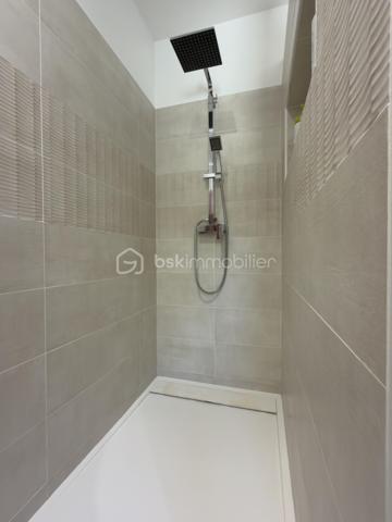 SAINT-DIDIER, VILLA DE PLAIN PIED de 106 m2. 
** PRESTATIONS HAUT DE GAMME ** MAITRISE DES DEPENSES ENERGETIQUES ** PISCINE ** 

Sur un terrain d'environ 430 m2, hors lotissement et dans un secteur très calme, superbe villa clés en main, entièrement de plain-pied de 106 m2 habitables, achevée en 2023. 

** L' AGENCEMENT ** 

- Un séjour lumineux de plus de 50 m2, prenant jour sur 2 baies vitrées permettant d'accéder à une terrasse carrelée plein SUD, avec cuisine ouverte CUSINELLA, électroménager de bonne facture entièrement intégré et ilot central.
- Une buanderie permettant la partie technique et du rangement 
- 3 chambres, chacune dotée de dressings
- Une salle de bain, avec double-vasque, baignoire et douche + des rangements 
- WC séparé 

** L' EXTERIEUR ** 

Exposé principalement au SUD, l'extérieur séduit par sa belle piscine au chlore de 6,5 x 3,5 au chlore avec plage immergée. Celle-ci est sécurisée par une enceinte vitrée discrète et un portillon aux normes NF. 
Le jardin, entièrement clôturé, permet de stationner jusqu'à 3 véhicules côté cour. Aucun vis à vis, aucune nuisance. 
Un cabanon de 20 m2 en bois permet de recevoir le matériel de jardinage ou les accessoires de la piscine comme le robot et la bâche d'hivernage. 

** LES PRESTATIONS ** 

- Menuiseries en PVC monobloc, fenêtre oscillo-battantes équipées de moustiquaires 
- Baies vitrées en ALU 
- Fibre optique 
- Réseau de télésurveillance sur smartphone
- Chauffage / climatisation par gainable sur pompe à chaleur 
- Portail automatique avec Visio 
- Volets roulants électriques reliés en domotique 
- Chauffe-eau thermodynamique

L'avis de l'expert : 

Mention spéciale pour cette maison ENTIEREMENT DE PLAIN-PIED, moderne, bien équipée et située dans un environnement que vous apprécierez pour sa qualité de vie et sa quiétude. Côté énergétique, un bien économe ( DPE en A ). Une villa facile à vivre, bien agencée et baignée de lumière, qu'il convient de visiter pour en ressentir tous les aouts.