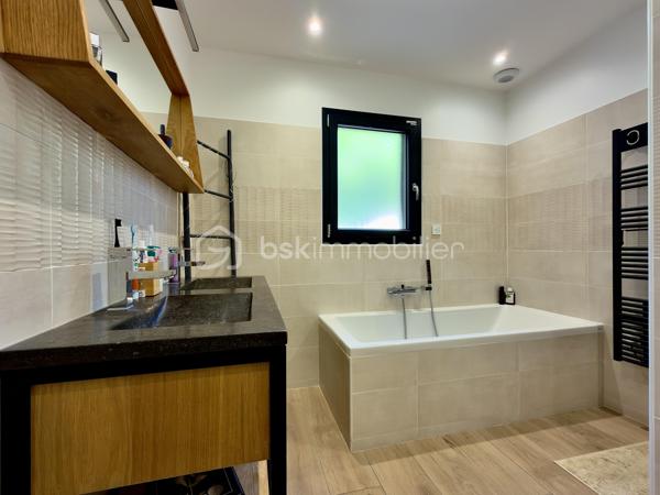 SAINT-DIDIER, VILLA DE PLAIN PIED de 106 m2. 
** PRESTATIONS HAUT DE GAMME ** MAITRISE DES DEPENSES ENERGETIQUES ** PISCINE ** 

Sur un terrain d'environ 430 m2, hors lotissement et dans un secteur très calme, superbe villa clés en main, entièrement de plain-pied de 106 m2 habitables, achevée en 2023. 

** L' AGENCEMENT ** 

- Un séjour lumineux de plus de 50 m2, prenant jour sur 2 baies vitrées permettant d'accéder à une terrasse carrelée plein SUD, avec cuisine ouverte CUSINELLA, électroménager de bonne facture entièrement intégré et ilot central.
- Une buanderie permettant la partie technique et du rangement 
- 3 chambres, chacune dotée de dressings
- Une salle de bain, avec double-vasque, baignoire et douche + des rangements 
- WC séparé 

** L' EXTERIEUR ** 

Exposé principalement au SUD, l'extérieur séduit par sa belle piscine au chlore de 6,5 x 3,5 au chlore avec plage immergée. Celle-ci est sécurisée par une enceinte vitrée discrète et un portillon aux normes NF. 
Le jardin, entièrement clôturé, permet de stationner jusqu'à 3 véhicules côté cour. Aucun vis à vis, aucune nuisance. 
Un cabanon de 20 m2 en bois permet de recevoir le matériel de jardinage ou les accessoires de la piscine comme le robot et la bâche d'hivernage. 

** LES PRESTATIONS ** 

- Menuiseries en PVC monobloc, fenêtre oscillo-battantes équipées de moustiquaires 
- Baies vitrées en ALU 
- Fibre optique 
- Réseau de télésurveillance sur smartphone
- Chauffage / climatisation par gainable sur pompe à chaleur 
- Portail automatique avec Visio 
- Volets roulants électriques reliés en domotique 
- Chauffe-eau thermodynamique

L'avis de l'expert : 

Mention spéciale pour cette maison ENTIEREMENT DE PLAIN-PIED, moderne, bien équipée et située dans un environnement que vous apprécierez pour sa qualité de vie et sa quiétude. Côté énergétique, un bien économe ( DPE en A ). Une villa facile à vivre, bien agencée et baignée de lumière, qu'il convient de visiter pour en ressentir tous les aouts.