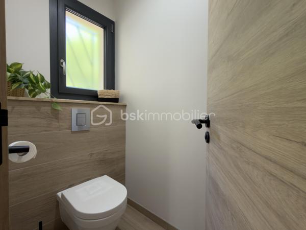 SAINT-DIDIER, VILLA DE PLAIN PIED de 106 m2. 
** PRESTATIONS HAUT DE GAMME ** MAITRISE DES DEPENSES ENERGETIQUES ** PISCINE ** 

Sur un terrain d'environ 430 m2, hors lotissement et dans un secteur très calme, superbe villa clés en main, entièrement de plain-pied de 106 m2 habitables, achevée en 2023. 

** L' AGENCEMENT ** 

- Un séjour lumineux de plus de 50 m2, prenant jour sur 2 baies vitrées permettant d'accéder à une terrasse carrelée plein SUD, avec cuisine ouverte CUSINELLA, électroménager de bonne facture entièrement intégré et ilot central.
- Une buanderie permettant la partie technique et du rangement 
- 3 chambres, chacune dotée de dressings
- Une salle de bain, avec double-vasque, baignoire et douche + des rangements 
- WC séparé 

** L' EXTERIEUR ** 

Exposé principalement au SUD, l'extérieur séduit par sa belle piscine au chlore de 6,5 x 3,5 au chlore avec plage immergée. Celle-ci est sécurisée par une enceinte vitrée discrète et un portillon aux normes NF. 
Le jardin, entièrement clôturé, permet de stationner jusqu'à 3 véhicules côté cour. Aucun vis à vis, aucune nuisance. 
Un cabanon de 20 m2 en bois permet de recevoir le matériel de jardinage ou les accessoires de la piscine comme le robot et la bâche d'hivernage. 

** LES PRESTATIONS ** 

- Menuiseries en PVC monobloc, fenêtre oscillo-battantes équipées de moustiquaires 
- Baies vitrées en ALU 
- Fibre optique 
- Réseau de télésurveillance sur smartphone
- Chauffage / climatisation par gainable sur pompe à chaleur 
- Portail automatique avec Visio 
- Volets roulants électriques reliés en domotique 
- Chauffe-eau thermodynamique

L'avis de l'expert : 

Mention spéciale pour cette maison ENTIEREMENT DE PLAIN-PIED, moderne, bien équipée et située dans un environnement que vous apprécierez pour sa qualité de vie et sa quiétude. Côté énergétique, un bien économe ( DPE en A ). Une villa facile à vivre, bien agencée et baignée de lumière, qu'il convient de visiter pour en ressentir tous les aouts.