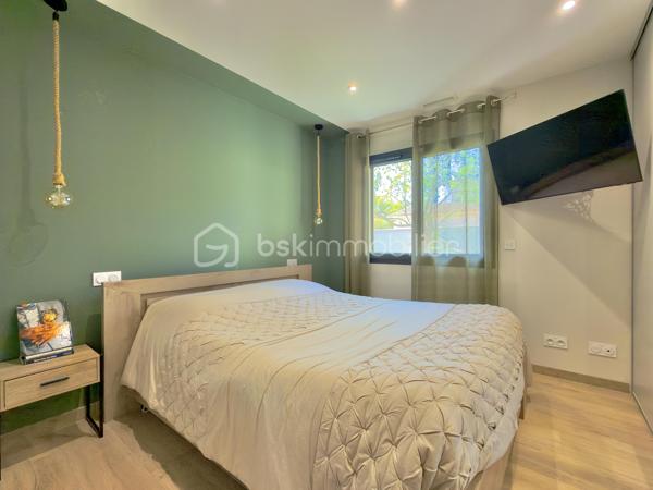 SAINT-DIDIER, VILLA DE PLAIN PIED de 106 m2. 
** PRESTATIONS HAUT DE GAMME ** MAITRISE DES DEPENSES ENERGETIQUES ** PISCINE ** 

Sur un terrain d'environ 430 m2, hors lotissement et dans un secteur très calme, superbe villa clés en main, entièrement de plain-pied de 106 m2 habitables, achevée en 2023. 

** L' AGENCEMENT ** 

- Un séjour lumineux de plus de 50 m2, prenant jour sur 2 baies vitrées permettant d'accéder à une terrasse carrelée plein SUD, avec cuisine ouverte CUSINELLA, électroménager de bonne facture entièrement intégré et ilot central.
- Une buanderie permettant la partie technique et du rangement 
- 3 chambres, chacune dotée de dressings
- Une salle de bain, avec double-vasque, baignoire et douche + des rangements 
- WC séparé 

** L' EXTERIEUR ** 

Exposé principalement au SUD, l'extérieur séduit par sa belle piscine au chlore de 6,5 x 3,5 au chlore avec plage immergée. Celle-ci est sécurisée par une enceinte vitrée discrète et un portillon aux normes NF. 
Le jardin, entièrement clôturé, permet de stationner jusqu'à 3 véhicules côté cour. Aucun vis à vis, aucune nuisance. 
Un cabanon de 20 m2 en bois permet de recevoir le matériel de jardinage ou les accessoires de la piscine comme le robot et la bâche d'hivernage. 

** LES PRESTATIONS ** 

- Menuiseries en PVC monobloc, fenêtre oscillo-battantes équipées de moustiquaires 
- Baies vitrées en ALU 
- Fibre optique 
- Réseau de télésurveillance sur smartphone
- Chauffage / climatisation par gainable sur pompe à chaleur 
- Portail automatique avec Visio 
- Volets roulants électriques reliés en domotique 
- Chauffe-eau thermodynamique

L'avis de l'expert : 

Mention spéciale pour cette maison ENTIEREMENT DE PLAIN-PIED, moderne, bien équipée et située dans un environnement que vous apprécierez pour sa qualité de vie et sa quiétude. Côté énergétique, un bien économe ( DPE en A ). Une villa facile à vivre, bien agencée et baignée de lumière, qu'il convient de visiter pour en ressentir tous les aouts.