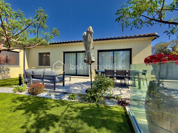 SAINT-DIDIER, VILLA DE PLAIN PIED de 106 m2. 
** PRESTATIONS HAUT DE GAMME ** MAITRISE DES DEPENSES ENERGETIQUES ** PISCINE ** 

Sur un terrain d'environ 430 m2, hors lotissement et dans un secteur très calme, superbe villa clés en main, entièrement de plain-pied de 106 m2 habitables, achevée en 2023. 

** L' AGENCEMENT ** 

- Un séjour lumineux de plus de 50 m2, prenant jour sur 2 baies vitrées permettant d'accéder à une terrasse carrelée plein SUD, avec cuisine ouverte CUSINELLA, électroménager de bonne facture entièrement intégré et ilot central.
- Une buanderie permettant la partie technique et du rangement 
- 3 chambres, chacune dotée de dressings
- Une salle de bain, avec double-vasque, baignoire et douche + des rangements 
- WC séparé 

** L' EXTERIEUR ** 

Exposé principalement au SUD, l'extérieur séduit par sa belle piscine au chlore de 6,5 x 3,5 au chlore avec plage immergée. Celle-ci est sécurisée par une enceinte vitrée discrète et un portillon aux normes NF. 
Le jardin, entièrement clôturé, permet de stationner jusqu'à 3 véhicules côté cour. Aucun vis à vis, aucune nuisance. 
Un cabanon de 20 m2 en bois permet de recevoir le matériel de jardinage ou les accessoires de la piscine comme le robot et la bâche d'hivernage. 

** LES PRESTATIONS ** 

- Menuiseries en PVC monobloc, fenêtre oscillo-battantes équipées de moustiquaires 
- Baies vitrées en ALU 
- Fibre optique 
- Réseau de télésurveillance sur smartphone
- Chauffage / climatisation par gainable sur pompe à chaleur 
- Portail automatique avec Visio 
- Volets roulants électriques reliés en domotique 
- Chauffe-eau thermodynamique

L'avis de l'expert : 

Mention spéciale pour cette maison ENTIEREMENT DE PLAIN-PIED, moderne, bien équipée et située dans un environnement que vous apprécierez pour sa qualité de vie et sa quiétude. Côté énergétique, un bien économe ( DPE en A ). Une villa facile à vivre, bien agencée et baignée de lumière, qu'il convient de visiter pour en ressentir tous les aouts.