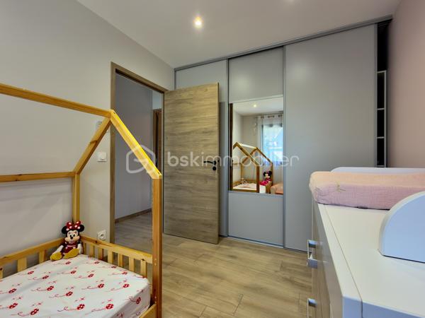 SAINT-DIDIER, VILLA DE PLAIN PIED de 106 m2. 
** PRESTATIONS HAUT DE GAMME ** MAITRISE DES DEPENSES ENERGETIQUES ** PISCINE ** 

Sur un terrain d'environ 430 m2, hors lotissement et dans un secteur très calme, superbe villa clés en main, entièrement de plain-pied de 106 m2 habitables, achevée en 2023. 

** L' AGENCEMENT ** 

- Un séjour lumineux de plus de 50 m2, prenant jour sur 2 baies vitrées permettant d'accéder à une terrasse carrelée plein SUD, avec cuisine ouverte CUSINELLA, électroménager de bonne facture entièrement intégré et ilot central.
- Une buanderie permettant la partie technique et du rangement 
- 3 chambres, chacune dotée de dressings
- Une salle de bain, avec double-vasque, baignoire et douche + des rangements 
- WC séparé 

** L' EXTERIEUR ** 

Exposé principalement au SUD, l'extérieur séduit par sa belle piscine au chlore de 6,5 x 3,5 au chlore avec plage immergée. Celle-ci est sécurisée par une enceinte vitrée discrète et un portillon aux normes NF. 
Le jardin, entièrement clôturé, permet de stationner jusqu'à 3 véhicules côté cour. Aucun vis à vis, aucune nuisance. 
Un cabanon de 20 m2 en bois permet de recevoir le matériel de jardinage ou les accessoires de la piscine comme le robot et la bâche d'hivernage. 

** LES PRESTATIONS ** 

- Menuiseries en PVC monobloc, fenêtre oscillo-battantes équipées de moustiquaires 
- Baies vitrées en ALU 
- Fibre optique 
- Réseau de télésurveillance sur smartphone
- Chauffage / climatisation par gainable sur pompe à chaleur 
- Portail automatique avec Visio 
- Volets roulants électriques reliés en domotique 
- Chauffe-eau thermodynamique

L'avis de l'expert : 

Mention spéciale pour cette maison ENTIEREMENT DE PLAIN-PIED, moderne, bien équipée et située dans un environnement que vous apprécierez pour sa qualité de vie et sa quiétude. Côté énergétique, un bien économe ( DPE en A ). Une villa facile à vivre, bien agencée et baignée de lumière, qu'il convient de visiter pour en ressentir tous les aouts.
