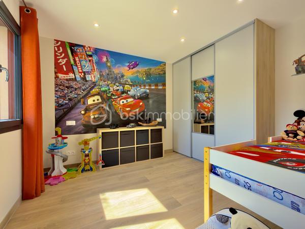 SAINT-DIDIER, VILLA DE PLAIN PIED de 106 m2. 
** PRESTATIONS HAUT DE GAMME ** MAITRISE DES DEPENSES ENERGETIQUES ** PISCINE ** 

Sur un terrain d'environ 430 m2, hors lotissement et dans un secteur très calme, superbe villa clés en main, entièrement de plain-pied de 106 m2 habitables, achevée en 2023. 

** L' AGENCEMENT ** 

- Un séjour lumineux de plus de 50 m2, prenant jour sur 2 baies vitrées permettant d'accéder à une terrasse carrelée plein SUD, avec cuisine ouverte CUSINELLA, électroménager de bonne facture entièrement intégré et ilot central.
- Une buanderie permettant la partie technique et du rangement 
- 3 chambres, chacune dotée de dressings
- Une salle de bain, avec double-vasque, baignoire et douche + des rangements 
- WC séparé 

** L' EXTERIEUR ** 

Exposé principalement au SUD, l'extérieur séduit par sa belle piscine au chlore de 6,5 x 3,5 au chlore avec plage immergée. Celle-ci est sécurisée par une enceinte vitrée discrète et un portillon aux normes NF. 
Le jardin, entièrement clôturé, permet de stationner jusqu'à 3 véhicules côté cour. Aucun vis à vis, aucune nuisance. 
Un cabanon de 20 m2 en bois permet de recevoir le matériel de jardinage ou les accessoires de la piscine comme le robot et la bâche d'hivernage. 

** LES PRESTATIONS ** 

- Menuiseries en PVC monobloc, fenêtre oscillo-battantes équipées de moustiquaires 
- Baies vitrées en ALU 
- Fibre optique 
- Réseau de télésurveillance sur smartphone
- Chauffage / climatisation par gainable sur pompe à chaleur 
- Portail automatique avec Visio 
- Volets roulants électriques reliés en domotique 
- Chauffe-eau thermodynamique

L'avis de l'expert : 

Mention spéciale pour cette maison ENTIEREMENT DE PLAIN-PIED, moderne, bien équipée et située dans un environnement que vous apprécierez pour sa qualité de vie et sa quiétude. Côté énergétique, un bien économe ( DPE en A ). Une villa facile à vivre, bien agencée et baignée de lumière, qu'il convient de visiter pour en ressentir tous les aouts.
