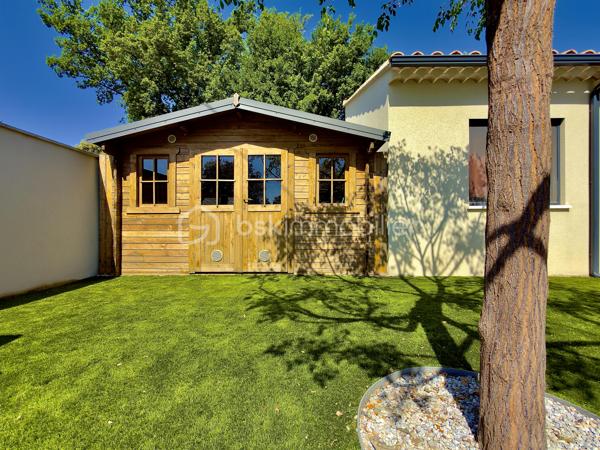 SAINT-DIDIER, VILLA DE PLAIN PIED de 106 m2. 
** PRESTATIONS HAUT DE GAMME ** MAITRISE DES DEPENSES ENERGETIQUES ** PISCINE ** 

Sur un terrain d'environ 430 m2, hors lotissement et dans un secteur très calme, superbe villa clés en main, entièrement de plain-pied de 106 m2 habitables, achevée en 2023. 

** L' AGENCEMENT ** 

- Un séjour lumineux de plus de 50 m2, prenant jour sur 2 baies vitrées permettant d'accéder à une terrasse carrelée plein SUD, avec cuisine ouverte CUSINELLA, électroménager de bonne facture entièrement intégré et ilot central.
- Une buanderie permettant la partie technique et du rangement 
- 3 chambres, chacune dotée de dressings
- Une salle de bain, avec double-vasque, baignoire et douche + des rangements 
- WC séparé 

** L' EXTERIEUR ** 

Exposé principalement au SUD, l'extérieur séduit par sa belle piscine au chlore de 6,5 x 3,5 au chlore avec plage immergée. Celle-ci est sécurisée par une enceinte vitrée discrète et un portillon aux normes NF. 
Le jardin, entièrement clôturé, permet de stationner jusqu'à 3 véhicules côté cour. Aucun vis à vis, aucune nuisance. 
Un cabanon de 20 m2 en bois permet de recevoir le matériel de jardinage ou les accessoires de la piscine comme le robot et la bâche d'hivernage. 

** LES PRESTATIONS ** 

- Menuiseries en PVC monobloc, fenêtre oscillo-battantes équipées de moustiquaires 
- Baies vitrées en ALU 
- Fibre optique 
- Réseau de télésurveillance sur smartphone
- Chauffage / climatisation par gainable sur pompe à chaleur 
- Portail automatique avec Visio 
- Volets roulants électriques reliés en domotique 
- Chauffe-eau thermodynamique

L'avis de l'expert : 

Mention spéciale pour cette maison ENTIEREMENT DE PLAIN-PIED, moderne, bien équipée et située dans un environnement que vous apprécierez pour sa qualité de vie et sa quiétude. Côté énergétique, un bien économe ( DPE en A ). Une villa facile à vivre, bien agencée et baignée de lumière, qu'il convient de visiter pour en ressentir tous les aouts.